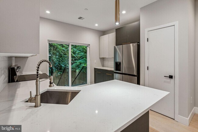Foto del edificio - 2129 E Monmouth St
