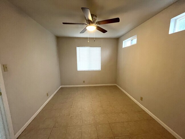 Foto del edificio - Rare remodeled 1 bedroom is perfect cozy h...