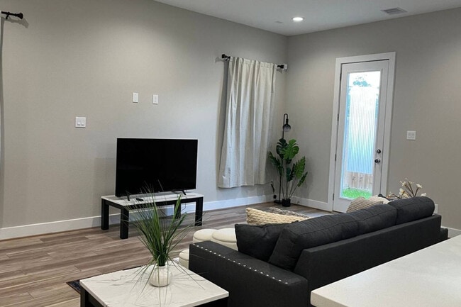 Building Photo - 3208 Bostic St