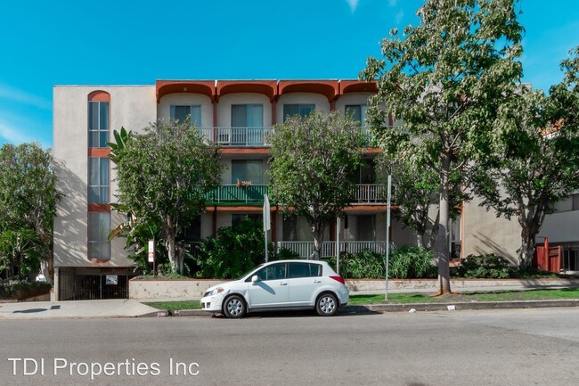 Building Photo - 8011 Romaine St
