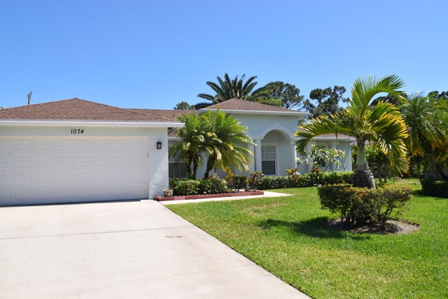 Building Photo - 1074 SW Janar Ave