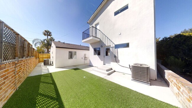 Foto del edificio - 4BD/2BA with a Balcony!
