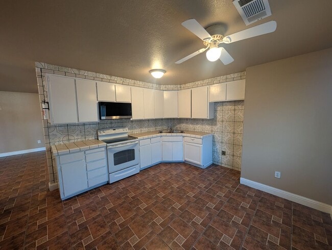 Building Photo - Great Charming 4 bedroom