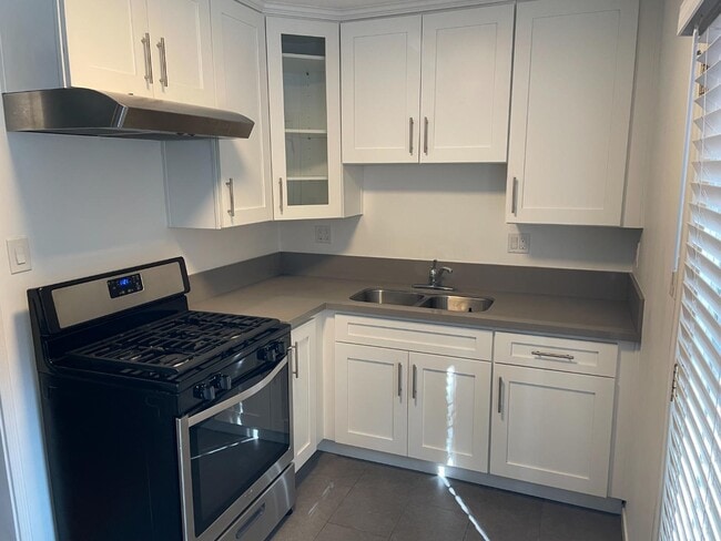 Building Photo - 955 Hyperion Ave