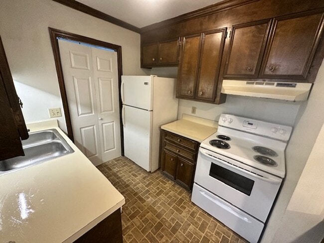 Building Photo - 17/18