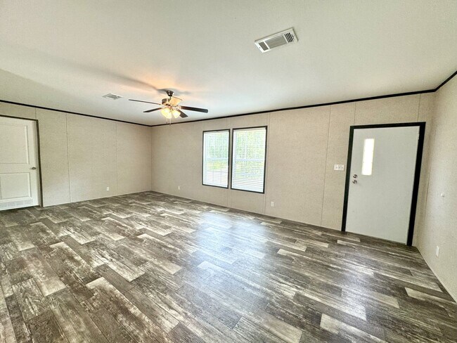 Building Photo - Huge 5 Bedroom 3 Bathroom Hastings Home Lo...