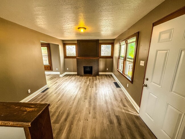 Building Photo - For Rent – Nicely Updated 3-Bedroom Home i...