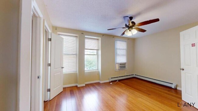 Foto del edificio - 3 bedroom in BRONX NY 10457