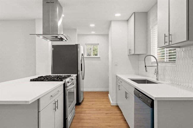Building Photo - 305 White Oak Dr