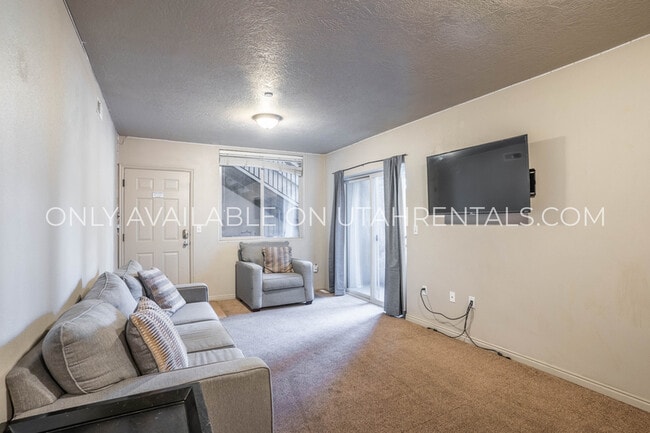 Building Photo - 884 E 700 N