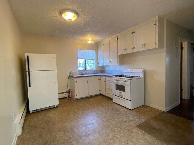 Large Kitchen - 2436 W Main St