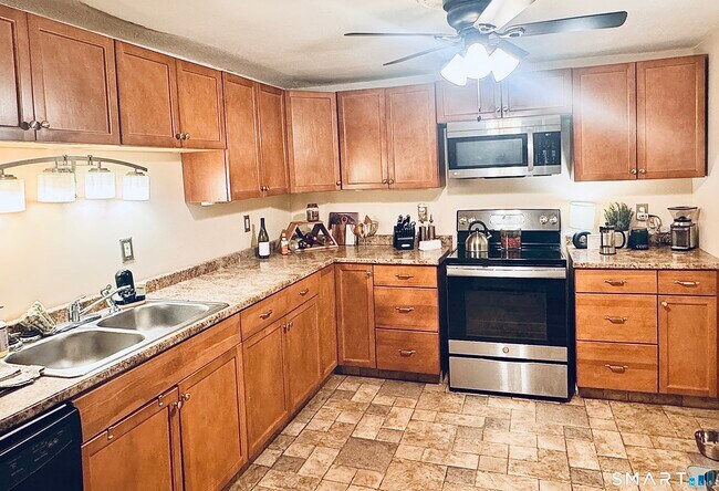 Foto del edificio - 110 Lake Rd