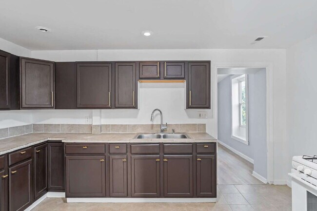 Foto del edificio - "Spacious 3-Bedroom Retreat at 57 1/2 Sara...