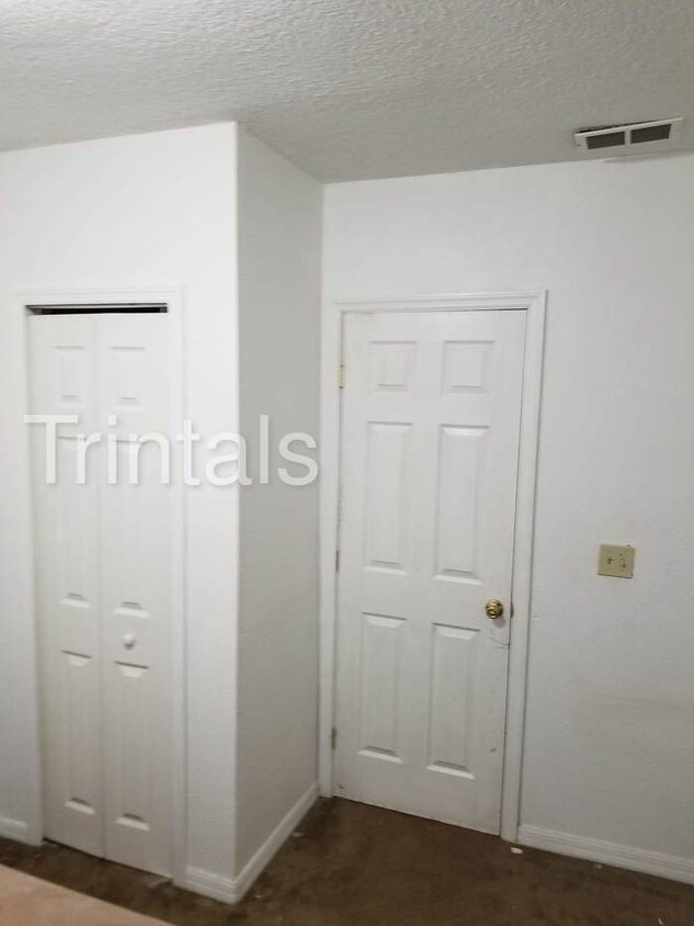 Foto del edificio - ROOMS FOR RENT!