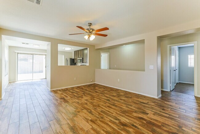 Building Photo - 2337 E Palm Beach Dr