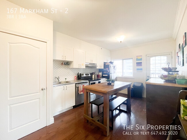 Building Photo - Spacious 3 Bedroom Apartment