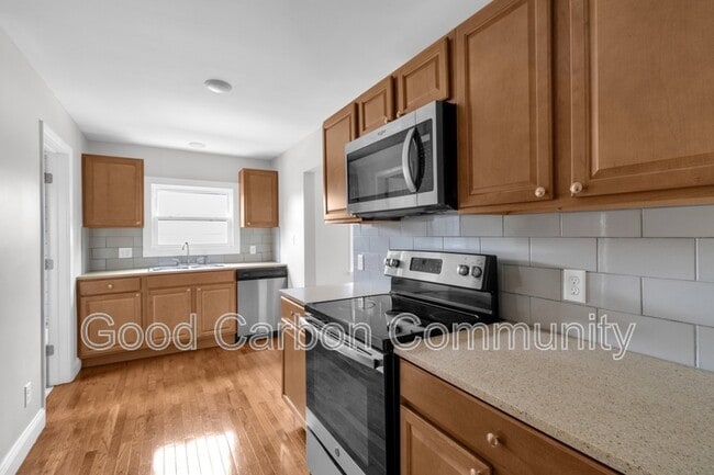 Building Photo - 84 Crane St