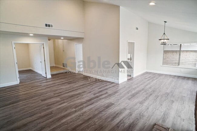 Building Photo - 23922 Avenida Entrana