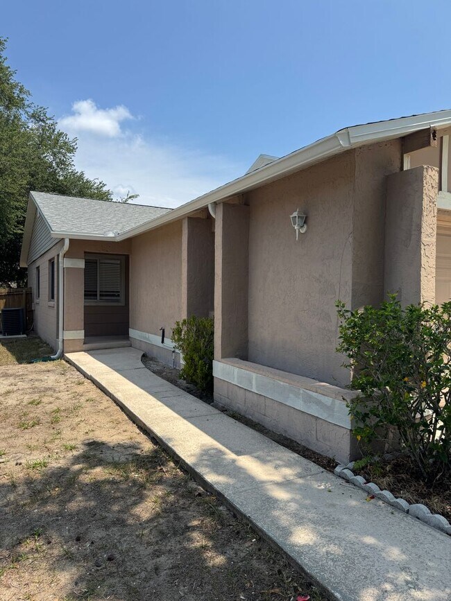 Building Photo - Freshly Updated Home for Lease – Move-In R...