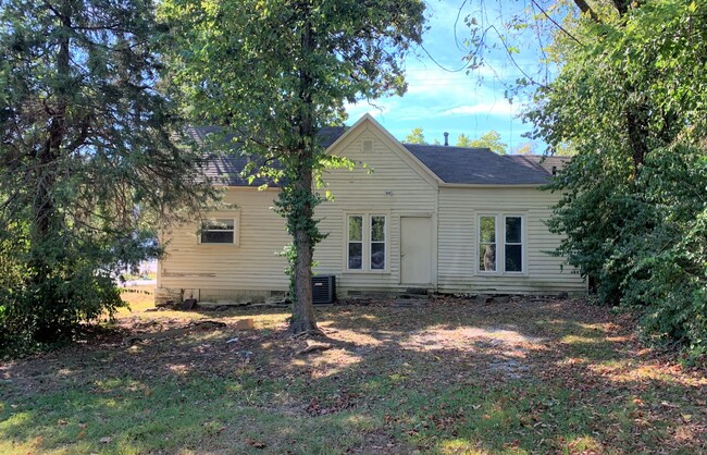 Building Photo - 600 W Douglas 2BR/2BA Home on large lot cl...