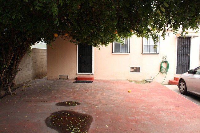Foto del edificio - 5813-5819 S Van Ness Ave