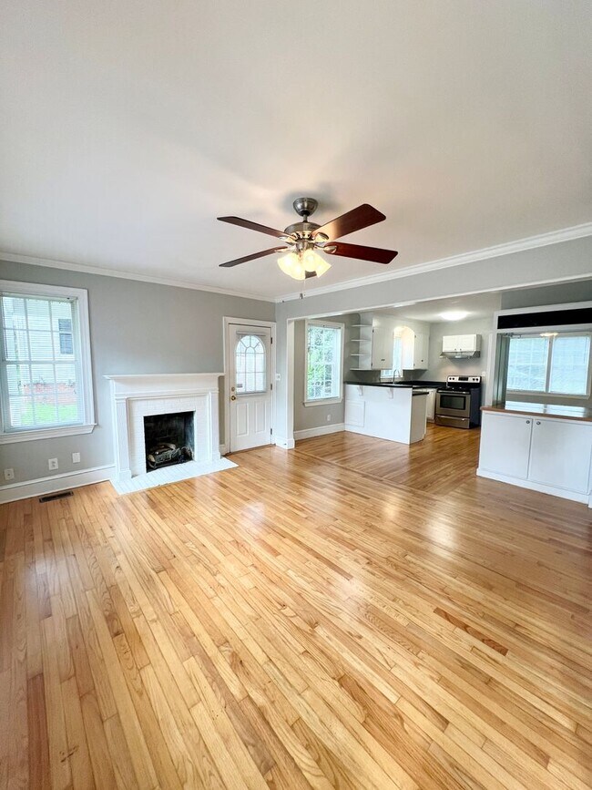 Building Photo - Fenced in 4 bedroom home for 4 or 3 people!