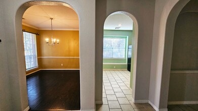 Building Photo - 211 Briar Trace Ln