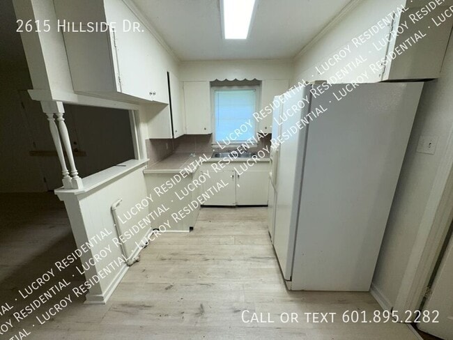 Building Photo - 2615 Hillside Dr