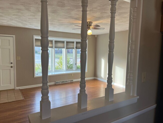 Foto del edificio - 3 Bedroom 2 Bathroom in Brentwood!