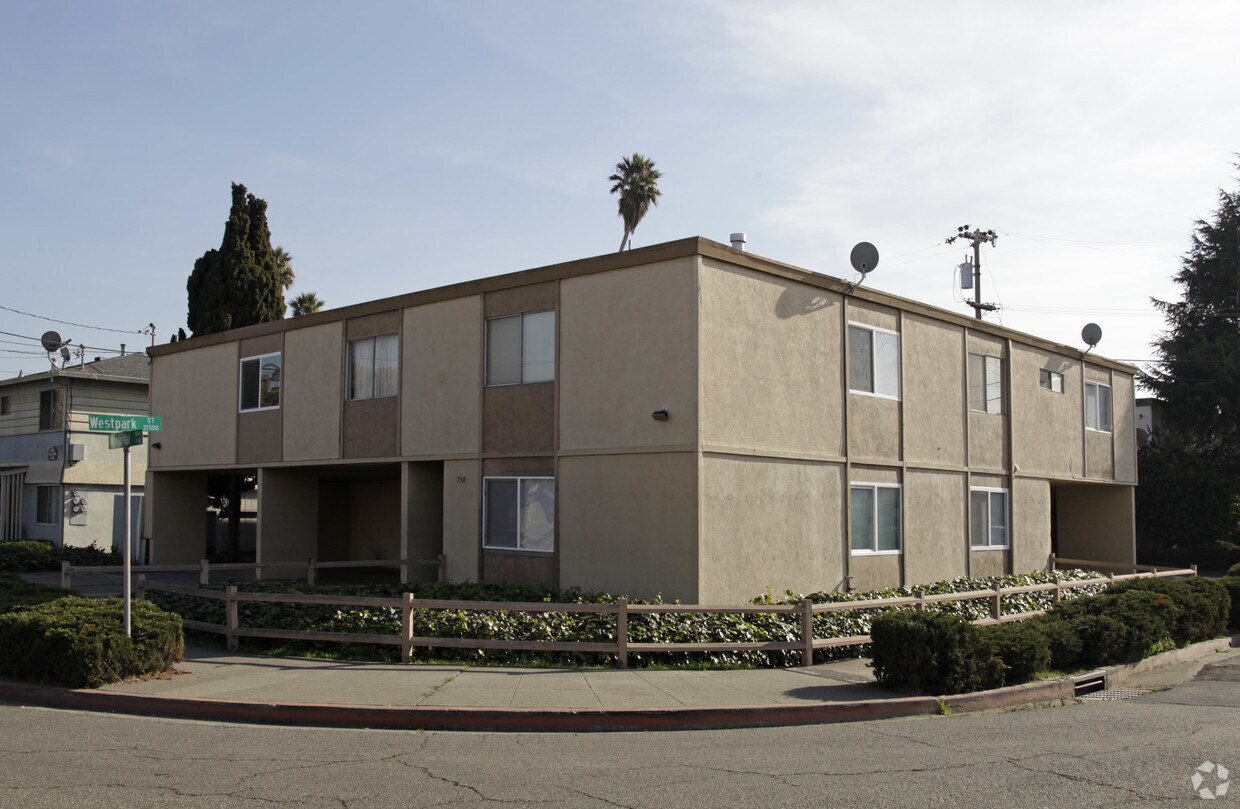 Building Photo - 798 Memorial Way