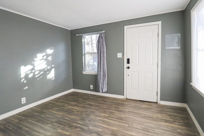 Building Photo - 1 Bed | 1 Bath in Midtown Tulsa!