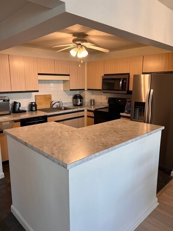 Building Photo - 200 Cove Way