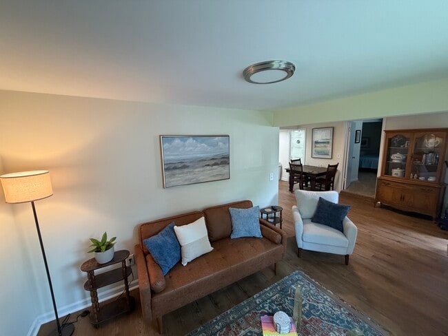Living Room - 104 W Hembree St