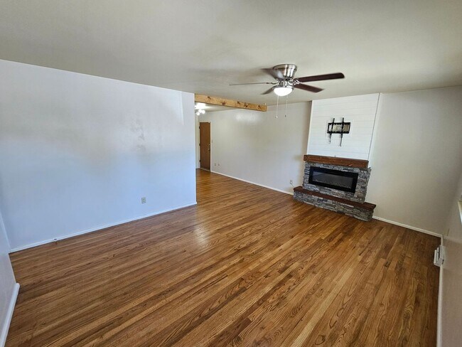 Foto del edificio - 4 Bed 2 Bath Home in 80909!