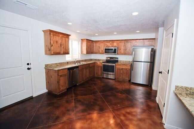 Foto del edificio - 3 bed, 2.5 bath town house *Internet Included