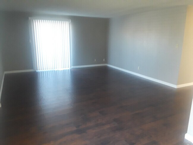 Building Photo - 4 bedroom house with views!