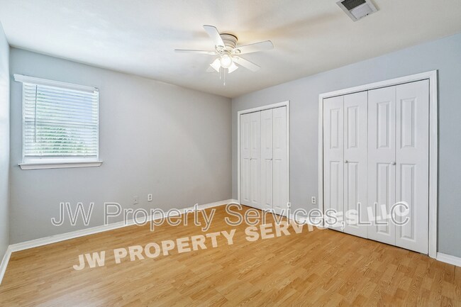 Foto del edificio - 3228 Lake Trail Dr