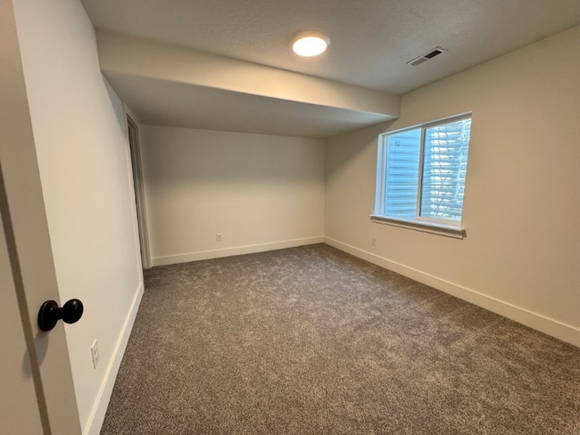 Building Photo - 892 E 550 S