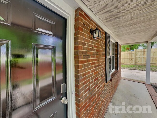 Foto del edificio - 6631 Flat Rock Dr