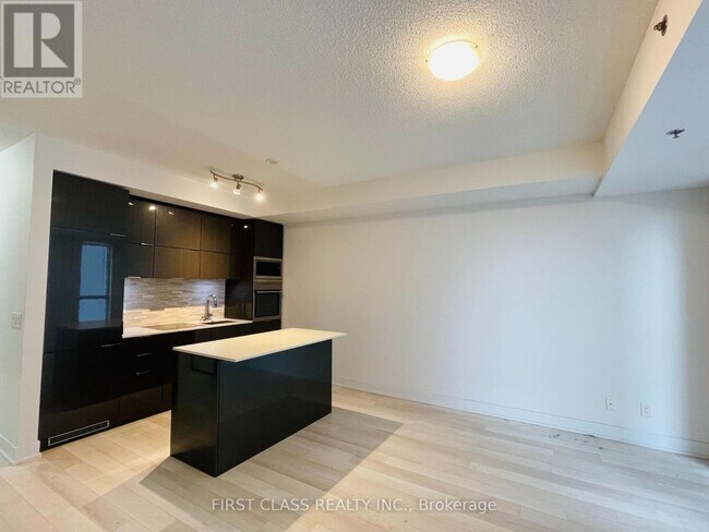 Building Photo - 318 Richmond St W