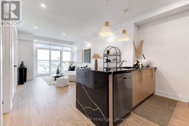 Building Photo - 470 Dundas St E