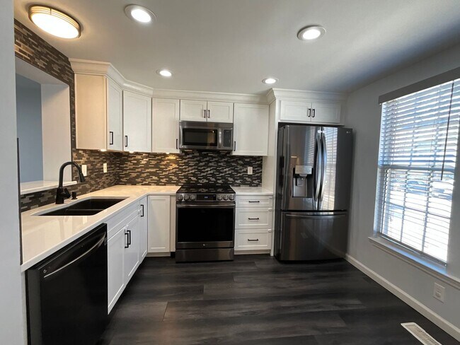 Foto del edificio - Beautiful 2BR 2BA 3 level townhome located in the Bowling Brook Farms Community