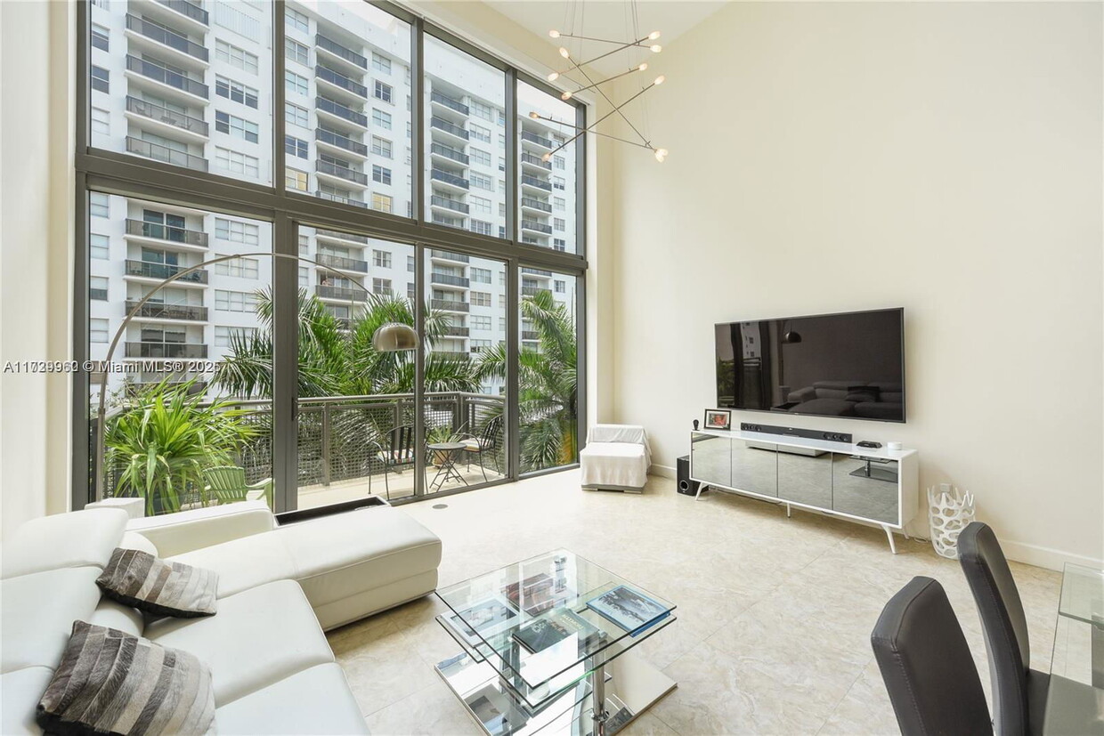 Foto principal - 6000 Collins Ave