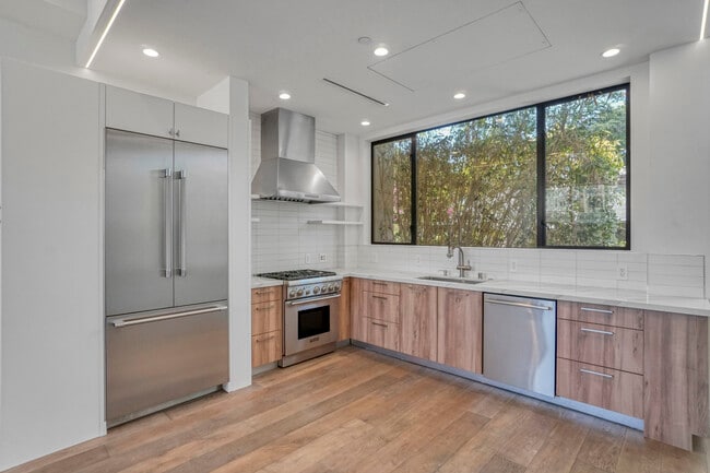 Foto del edificio - 1447 N Martel Ave