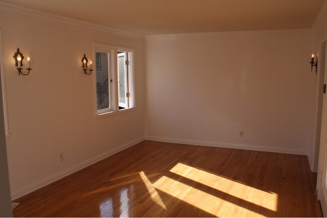 Foto del edificio - 2582 1/2 Beachwood Dr
