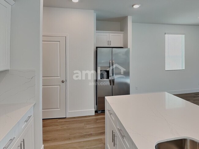 Foto del edificio - 5872 Fly Fisher St