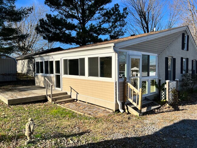 Sun room - 403 Weaver Ln