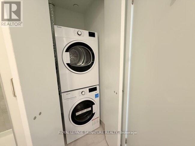 Building Photo - 1 Fairview Rd E