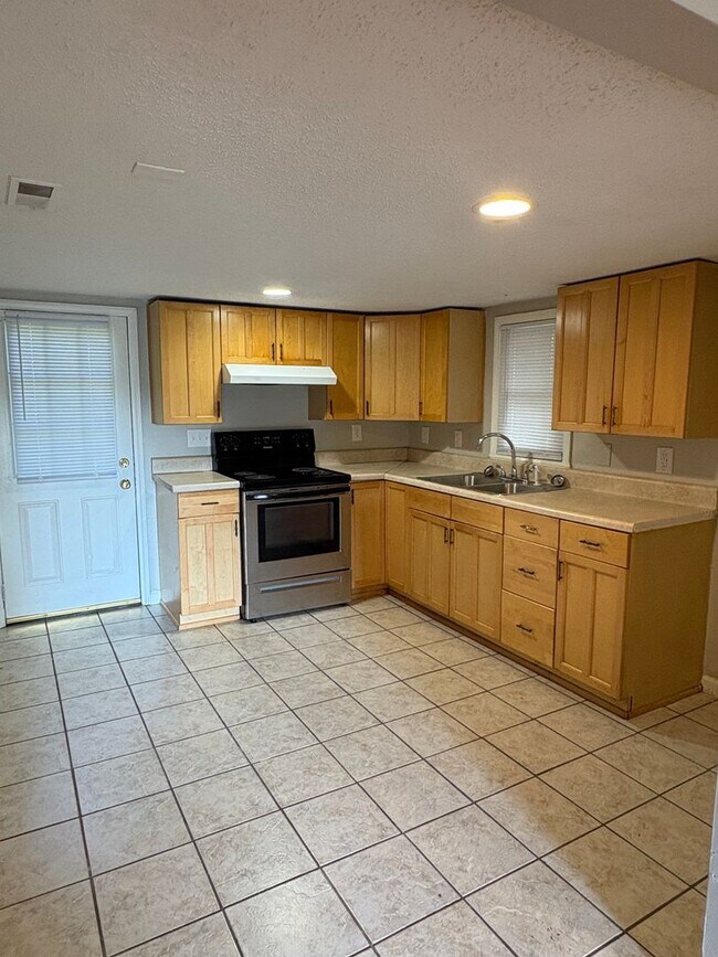 Foto del edificio - Conveniently Located Charming 2-bedroom 1-bath Home ~ Available Soon