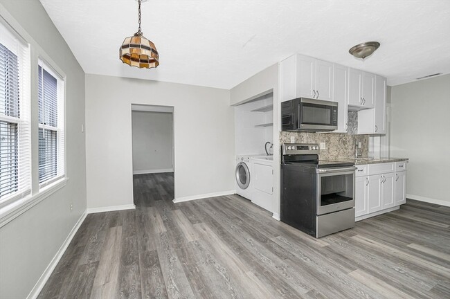 Building Photo - 98 School St